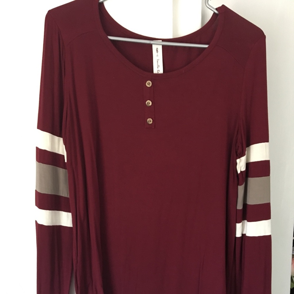 Garnet shirt with detail on the sleeve